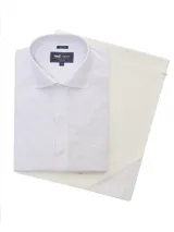 Camisa de vestir a rayas verticales celestes y beige, de corte regular, con cuello italiano, bolsillo en el pecho con logo bordado y cierre con botones.