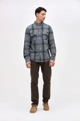 Sobrecamisa de algodón con diseño a cuadros en tonos azules, cuello clásico, cierre frontal con botones y dos bolsillos en el pecho con solapa.