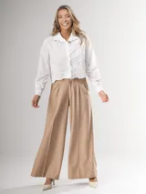 Camisa blanca de manga larga con bordado de encaje en el frente y mangas semi abullonadas.