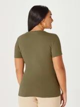 Camiseta celeste de manga corta con cuello en V.