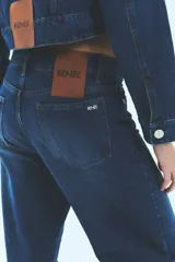 Pantalón de jean tiro bajo, corte oversize, color azul denim con badana de PU y avíos metálicos.