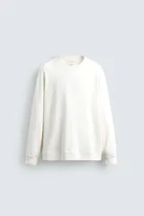 Sudadera de corte regular fit confeccionada en algodón con efecto lavado. Presenta cuello redondo, manga larga y terminaciones en rib.