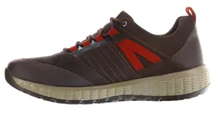 Championes de estilo outdoor Freeway, confeccionados en una combinación de cuero, material sintético y textil en color marrón. Presentan detalles en color naranja en los cordones y laterales, con una suela robusta de goma en tono beige.