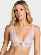 Bralette sin forro ni varillas, modelo plunge de color rosado con escote en V profundo y silueta triangular. Presenta cristales brillantes en toda la prenda y una banda elástica inferior con parche del logotipo de diamantes de imitación.