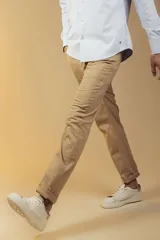 Pantalón de gabardina color beige, de corte recto y estilo clásico, con bolsillos laterales y traseros.
