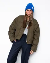 Campera bomber verde militar con cierre frontal y diseño acolchado.