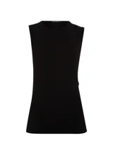 Musculosa negra de punto acanalado con corte ajustado, cuello redondo asimétrico y detalle cut out en el hombro.