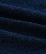 Bermuda tipo jorts de corte amplio y tiro medio, confeccionada en denim de algodón azul oscuro. Presenta diseño de cinco bolsillos, cierre frontal con botón y costuras en tono contrastante.