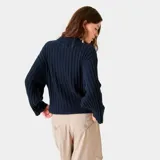 Sweater de punto acanalado color azul marino, de corte oversize, con cuello redondo y el logotipo de Eme Studios bordado en el pecho en tono azul más claro.