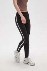Calza deportiva de tiro alto, color rojo, confeccionada en poliamida con ajuste al cuerpo.