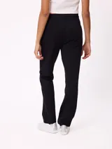 Babucha azul marino con cintura elástica y cordón ajustable, bolsillos laterales y corte recto.