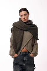 Sweater de tejido de punto con diseño cruzado frontal que crea un efecto envolvente, de silueta amplia y mangas largas con puños ajustados.