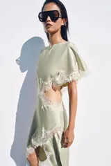 Vestido midi de Zara Woman Collection color verde menta, con cuello barco, mangas cortas y aberturas cut out laterales. Presenta detalles de encaje a contraste en mangas, cintura, aberturas y en el bajo asimétrico con abertura.