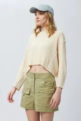 Short color verde oliva, de tiro alto y corte holgado, con grandes bolsillos tipo cargo y cierre frontal con botón y cremallera.