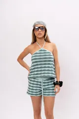 Top tejido a rayas horizontales en tonos verde agua y gris, con cuello halter y espalda descubierta.
