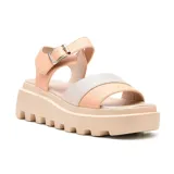 Sandalias negras con plataforma gruesa y suela track. Tiras anchas en el empeine y tobillo con hebilla ajustable.