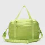 Bolso deportivo tipo duffel de diseño acolchado en color verde lima. Cuenta con correas de mano fijas y una correa de hombro ajustable y extraíble con logo grabado. Incluye un compartimento frontal con cierre y un diseño funcional ideal para el gimnasio o viajes cortos.