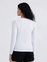 Remera marrón de manga larga con escote en V.