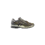 Championes New Balance modelo 1906A Thunder Brown, con diseño técnico y desestructurado, combinando tonos marrón, gris y detalles en crudo. Confeccionados en malla transpirable con superposiciones de gamuza y material sintético, entresuela con tecnología ABZORB y el característico logo "N" en el lateral.