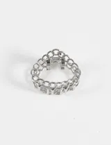 Broche plateado con diseño de eslabones metálicos.