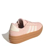 Championes urbanos Adidas modelo VL Court Bold, color rosado con detalles en blanco y suela de plataforma color caramelo. Confeccionados en gamuza con las icónicas tres tiras laterales.