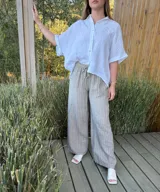 Camisa verde militar de lino italiana con botones de nácar, corte holgado, cuello camisero y mangas cortas con dobladillo.