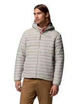 Campera acolchada con capucha, diseñada con tecnología de repelencia Omni-Shield y aislamiento térmico Thermarator de poliéster reciclado. Cuenta con cierre frontal, bolsillos laterales con cremallera, protector de mentón y dobladillo ajustable.