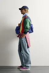 Jeans straight fit de corte recto confeccionados en denim de algodón celeste con efecto lavado. Presentan diseño clásico de cinco bolsillos y cierre frontal con botón y bragueta. Colección especial Fruit of the Loom x Zara.
