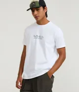 Bermuda masculina color verde oscuro, confeccionada en tejido Ripstop. Presenta cintura elástica con cinturón incorporado y bolsillos laterales.