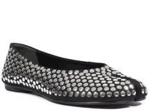 Balerinas estilo tabi de Schutz, color negro con diseño de punta dividida, completamente cubiertas de tachas metálicas plateadas.