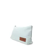 Necessaire de tela color negro con cierre superior y etiqueta de cuero sintético con logo de la marca en la parte inferior.
