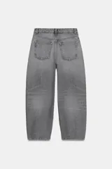 Jeans de tiro medio con corte cropped y diseño de costuras torcidas. Presenta trabillas en la cintura, cinco bolsillos clásicos y cierre frontal con cremallera y botón metálico.