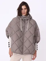 Mantela matelase color visón, con capucha y cierre frontal con cremallera.