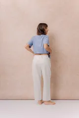 Pantalón de jogging blanco de corte relajado y pierna recta, con cintura elastizada y bolsillos laterales.