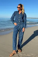 Pantalón de jean azul confeccionado en denim liviano y suave, de silueta relajada y tiro medio.