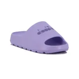 Chanclas Diadora modelo Bali de color lila, con diseño de una sola banda y suela con relieve antideslizante. Presenta el logo de la marca estampado en la parte superior.