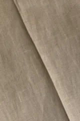 Pantalón de traje de lino color tostado, corte slim fit con piernas de corte recto, pinzas marcadas y trabillas para cinturón.