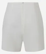 Short pollera corto de tiro alto, confeccionado en bengalina, con diseño de recorte delantero y cierre invisible en la parte posterior.