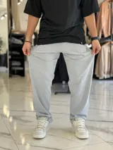 Pantalón de jogging gris melange, con diseño oversize y corte recto, ideal para un estilo urbano y cómodo.