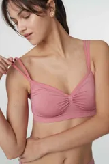 Soutien tipo bralette de microfibra sin costuras, con diseño de doble bretel regulable y detalle fruncido en el centro del escote. Cuenta con cierre de broche doble en la espalda con tres niveles de ajuste.