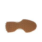 Championes New Balance modelo 327, color verde menta con detalles en rosado y suela de goma marrón.