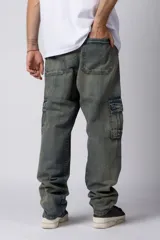 Pantalón cargo de jean con efecto lavado ácido en tono gris. Presenta bolsillos laterales tipo cargo, bolsillos frontales amplios y corte holgado.