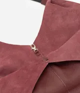 Cartera hobo grande marca Satinato, confeccionada en cuero con textura natural y color marrón oscuro. Presenta un diseño amplio y suave de estilo contemporáneo, con asas de hombro integradas y cierre interno con mosquetón.