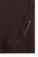 Remera deportiva de manga larga raglán con cuello redondo, confeccionada en tejido funcional con tecnología DryMove para absorción de sudor. Presenta un corte de compresión ceñido y costuras planas antifricción.