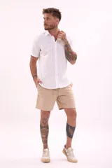 Camisa blanca de manga corta con cuello clásico y corte recto.