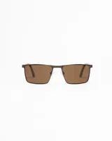 Lentes de sol unisex con montura rectangular de metal color marrón oscuro y cristales polarizados marrones con protección UV400. Incluye funda de tela.