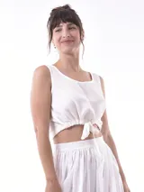 Top blanco de algodón, corte crop, con escote cuadrado y lazo ajustable en el ruedo.