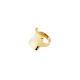 Anillo dorado de acero quirúrgico con forma rectangular y acabado pulido.