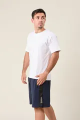 Bermuda deportiva de nylon color negro, de corte suelto, con cintura elástica y cordón de ajuste. Cuenta con detalles de líneas en los costados y bolsillos con cierre.