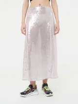 Falda midi de lentejuelas plateadas con tajo frontal.
